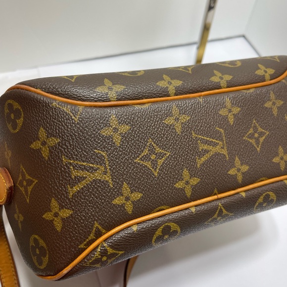 Louis Vuitton Blois in Monogram, with dust bag. - Picture 9 of 16